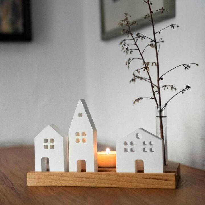 Miniatur-H&auml;user mit Teelicht und Glasvase