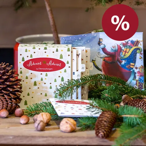 Adventskalender mit Tannenbaum- und Schneeflockenmuster auf Tisch, umgeben von Tannenzapfen, Nüssen und Zweigen. Im Hintergrund Kalender mit Weihnachtsmann-Motiv. Rotes Prozent Symbol in der Ecke signalisiert Rabatt oder Angebot.Bild verlinkt zum Produkt.