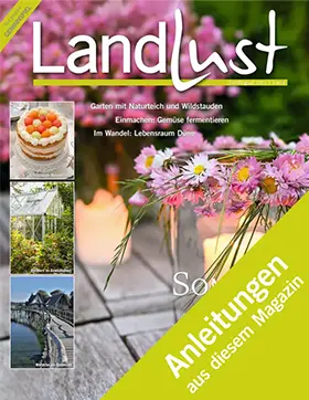 Magazin-Cover der „Landlust“ . Zentral ein Strauß pinker und weißer Blumen in Glasvasen. Oben links drei kleinere Bilder: Erdbeertorte, Glashaus in Garten, Holzsteg über Wasser. Banner mit Text „Anleitungen aus diesem Magazin. Bild verlinkt zum Produkt.