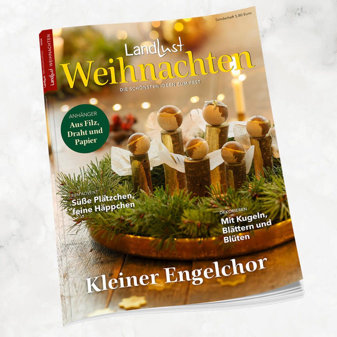 Titelbild eines Magazins mit dem Titel „Lust auf Weihnachten“. Im Vordergrund ein Adventskranz mit vier angezündeten Kerzen und kleinen Engelfiguren. Zusätzliche Textfelder erwähnen Themen wie Plätzchen, Deko und Tipps. Bild verlinkt zum Produkt