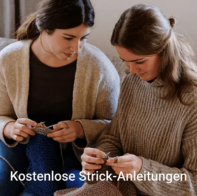 Zwei Frauen sitzen auf einem Sofa und stricken. Beide tragen Strickpullover. Die Frau links hält ein blaues Strickstück, die Frau rechts ein braunes. Unten auf dem Bild steht der Text "Kostenlose Strick-Anleitungen". Bild verlinkt zur Bibliothek.