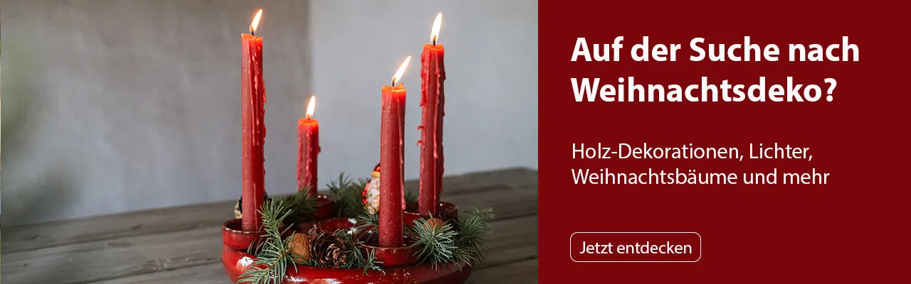 Adventskranz auf Holztisch mit vier brennenden roten Kerzen, dekoriert mit Tannenzweigen und Zapfen. Der rechte Bildbereich zeigt rot hinterlegten Text: "Auf der Suche nach Weihnachtsdeko?  Bild verlinkt zur Seite.