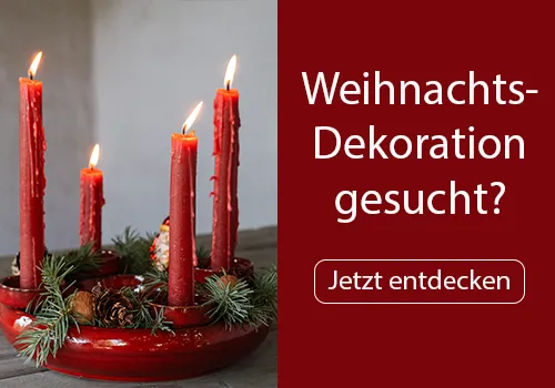 Adventskranz auf Holztisch mit vier brennenden roten Kerzen, dekoriert mit Tannenzweigen und Zapfen. Der rechte Bildbereich zeigt rot hinterlegten Text: "Auf der Suche nach Weihnachtsdeko?  Bild verlinkt zur Seite.