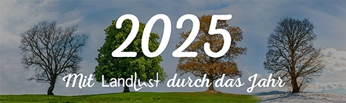 Das Bild zeigt vier Bäume in verschiedenen Jahreszeiten auf einem Hügel, von links nach rechts: Winter, Frühling, Sommer, Herbst. Darüber steht groß "2025", darunter der Text "Mit Landlust durch das Jahr". Der Himmel ist bewölkt.