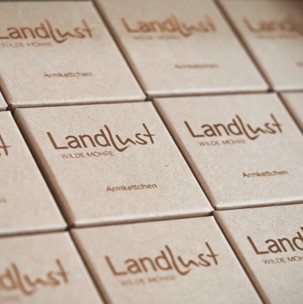 Anordnung von Schatullen mit dem Logo Landlust in der Mitte.