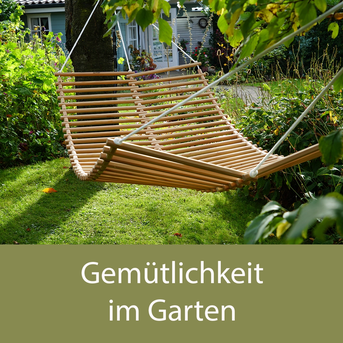 Hängematte aus Holzlatten zwischen Bäumen im grünen Garten vor einem Haus. Text darunter: "Gemütlichkeit im Garten". Bild verlinkt zur Seite 