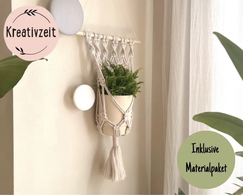 Ein Makramee-Blumenampel mit Pflanze hängt an der Wand. Links oben steht "Kreativzeit" in einem Kreis und unten rechts "Inklusive Materialpaket" in einem weiteren Kreis. Bild verlinkt zum Workshop