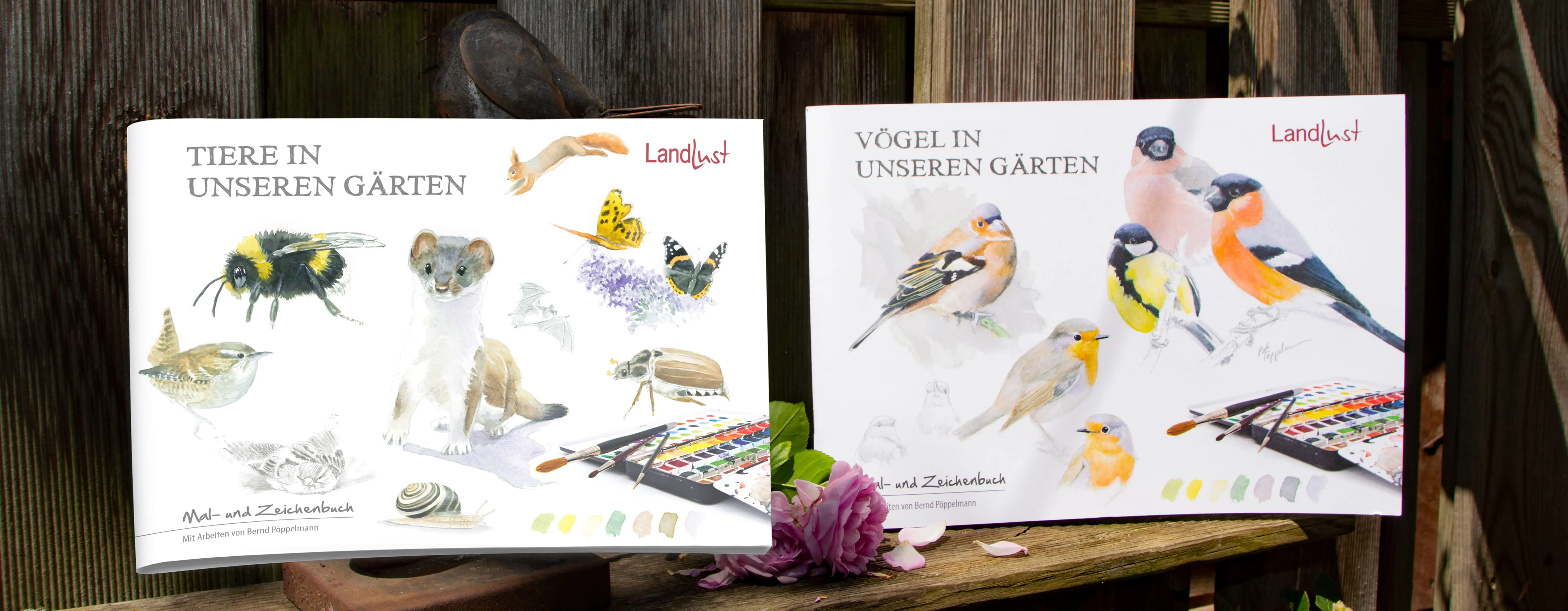 Zwei Malbücher, stehend auf einem Tisch, von Tieren und Vögeln, aus dem Landlust Shop.
