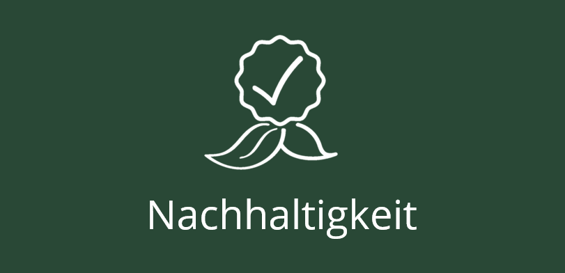 Symbol für Nachhaltigkeit: Ein weißer Blätterkranz mit Häkchen auf dunkelgrünem Hintergrund, darunter der Text Nachhaltigkeit.