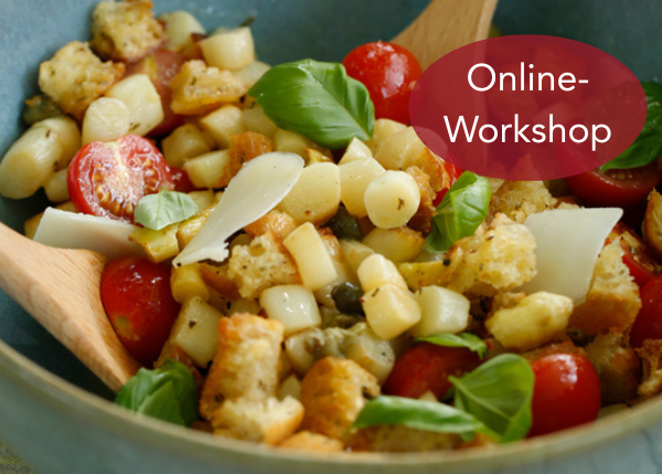 Ein blauer Teller mit Brotsalat, bestehend aus Kirschtomaten, Basilikum, Croutons und Käsespänen; links ein Holzlöffel. Rechts oben die Aufschrift Online-Workshop in rotem Kreis. Bild verlinkt zum Workshop