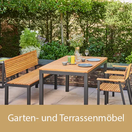 Holztisch mit zwei Stühlen und einer Bank im Garten, umgeben von Pflanzen. Auf dem Tisch stehen Gläser, ein Karaffe und Teller. Text am unteren Rand: Garten- und Terrassenmöbel. Bild verlinkt zur Landingpage.