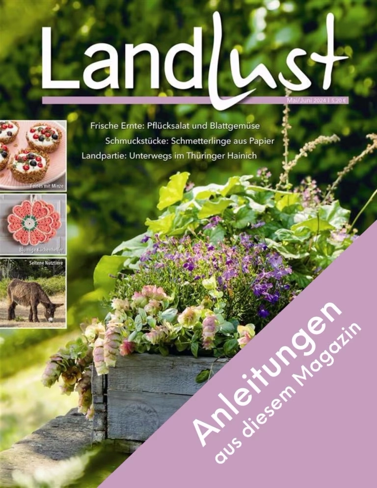 Cover des Magazins "Landlust" mit Fokus auf einen Holzkasten voller Blumen. Links sind kleine Bilder von Gerichten, einem Stickprojekt und einem Esel. Ein lilafarbener Streifen enthält den Text Anleitungen aus diesem Magazin. Bild verlinkt zur Anleitung.